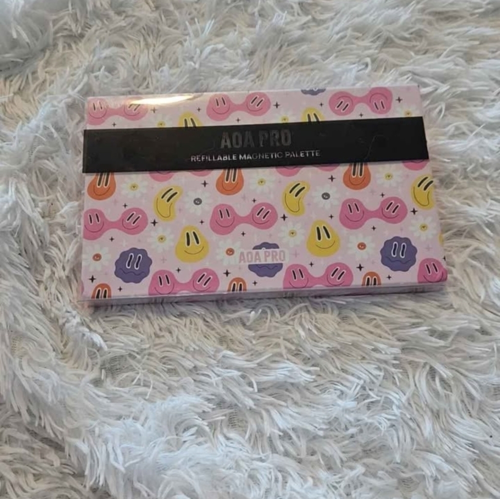 😁😁NEW SMILEY FACE 😁😁EMPTY MAGNETIC COSMETIC MAKEUP PALETTE DO IT YOURSELF